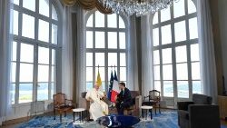 Папа Франциск с френския президент