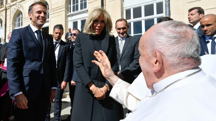 Predsjednik Francuske i supruga dočekali su Svetog Oca