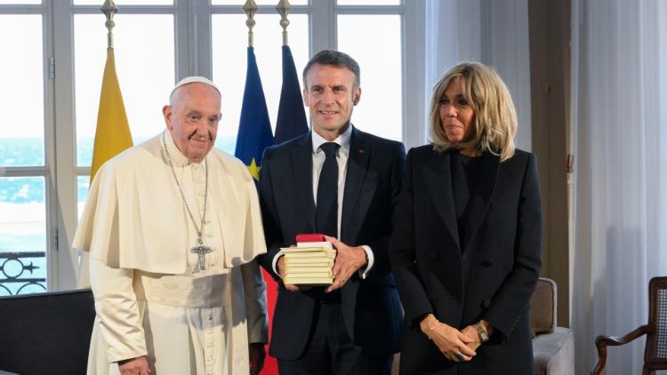 Papst Franziskus mit dem Französischen Präsidenten und dessen Ehefrau Brigitte