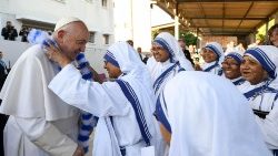 教皇フランシスコ、神の愛の宣教者会の会員らと・マルセイユの支援施設訪問で　2023年9月23日