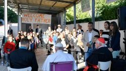 Ferenc pápa a Szeretet Misszionáriusai székhelyén Marseille egyik legszegényebb városnegyedében