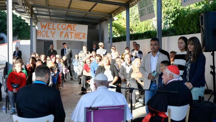 El Papa y un grupo de personas atendidas por las Hijas de la caridad