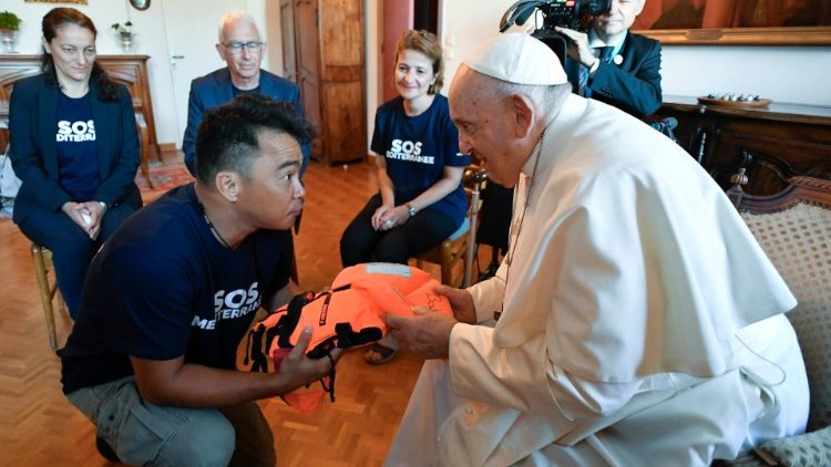 Ferenc pápa migránsokat mentő szervezetek képviselőivel találkozott Marseille-ben