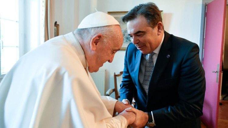 Papež s místopředsedou Evropské komise Margaritisem Schinasem