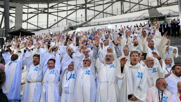 El Papa a los sacerdotes: "Estamos llamados a hacer sentir a la gente la mirada de Jesús"