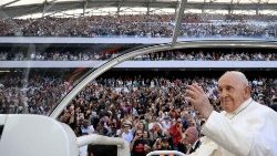 Franziskus bei seiner Ankunft im Stadion