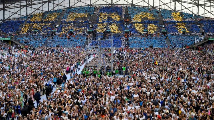 ĐTC cử hành Thánh lễ kính Đức Mẹ Canh giữ tại Sân vận động Vélodrome