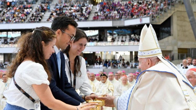 Momento do ofertório durante a Santa Missa com o Papa Francisco em Marselha 