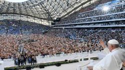 Il Papa saluta la folla nello stadio Velodrome di Marsiglia
