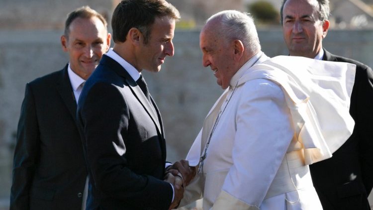 El saludo entre el Papa Francisco y el presidente francés Macron