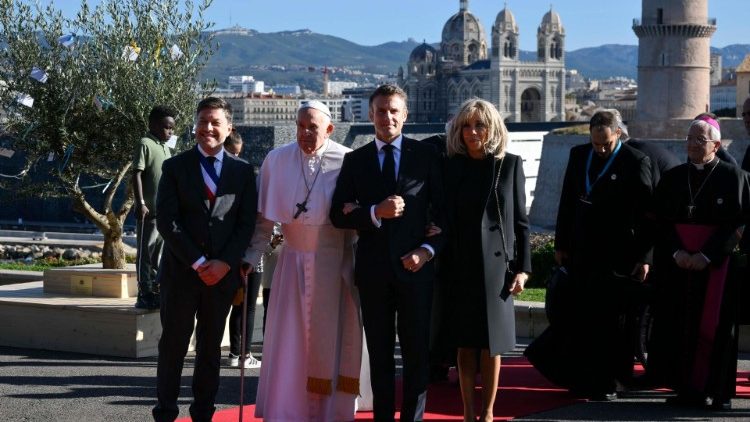 Ferenc pápát a francia elnök és felesége kíséri a találkozóra