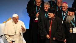 마르세유에서 열린 ‘지중해 회의’ 폐막행사 중 참가자들에게 인사를 전하는 교황
