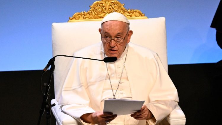Ferenc pápa fontos üzenetet bíz hallgatóságára