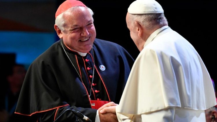 Papa Franjo pozdravlja kardinala Jean-Marca Avelina, marsejskoga nadbiskupa 