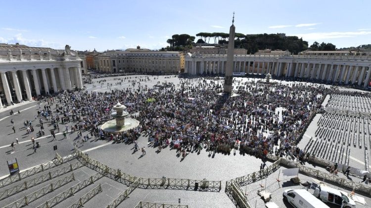 I fedeli in Piazza San Pietro 