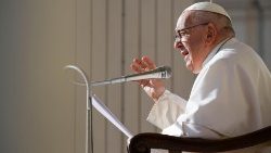 Påven Franciskus undervisar på Petersplatsen under en allmän audiens 