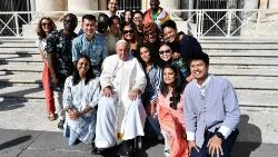 Los asistentes al proyecto "Comunicación de la fe en el mundo digital" saludaron al Papa al terminar la Audiencia General este miércoles 27 de septiembre. (Vatican Media)