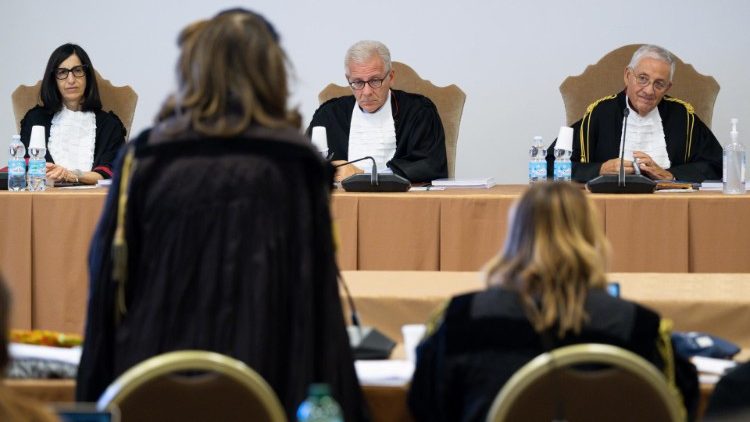 Fotografie ze slyšení Vatikánského soudu v září 2023