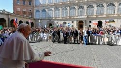Papa Franjo pozdravlja članove udruge "Família da Esperança"