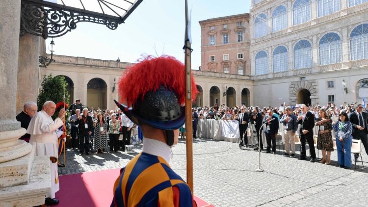 Popiežiaus audiencija asociacijos „Vilties šeima“ piligrimams Vatikano rūmų kieme