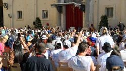 Srečanje s člani združenja Družina upanja je potekalo na Dvorišču sv. Damaza v Vatikanu