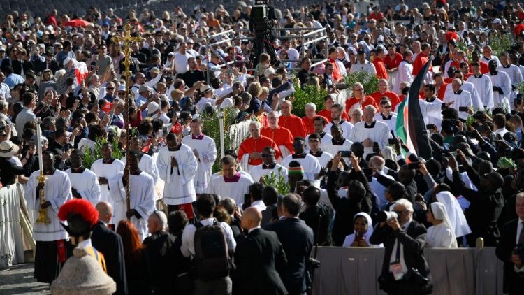 L'arrivo dei cardinali designati in piazza San Pietro