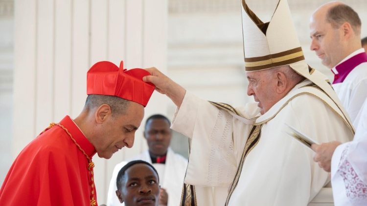 Il Papa pone la berretta cardinalizia sul capo del prefetto del Dicastero per la Dottrina della Fede Victor Manuel  Fernandez