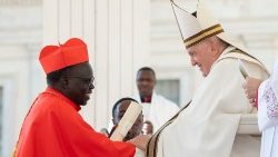Cardinal Mulla greets Pope Francis