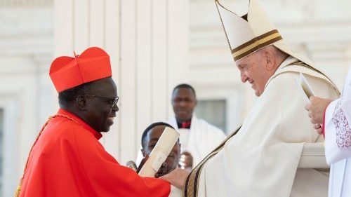 Cardinal Mulla greets Pope Francis