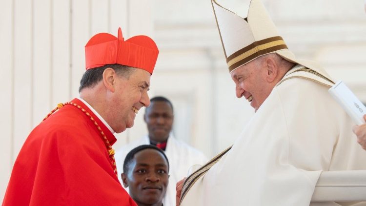 O Papa Francisco acolhe os novos cardeais, durante o consistório de 30/09/2023