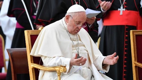 Le Pape en prière lors de la veillée organisée en amont du Synode, samedi 30 septembre, place Saint-Pierre.