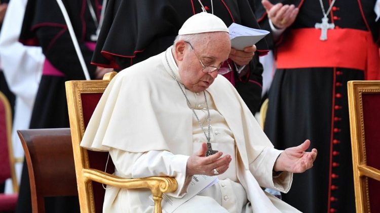 Papež František během ekumenické předsynodní vigilie na Svatopetrském náměstí