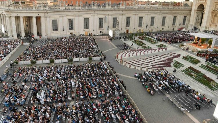 Vista desde lo alto de la Plaza de San Pedro durante la vigilia ecuménica de oración. (Vatican Media)