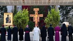 Ferenc pápa és más vallási vezetők az ökumenikus imavirrasztáson a Szent Péter téren