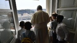 Påven tillsammans med barn i fönstret under Angelus 