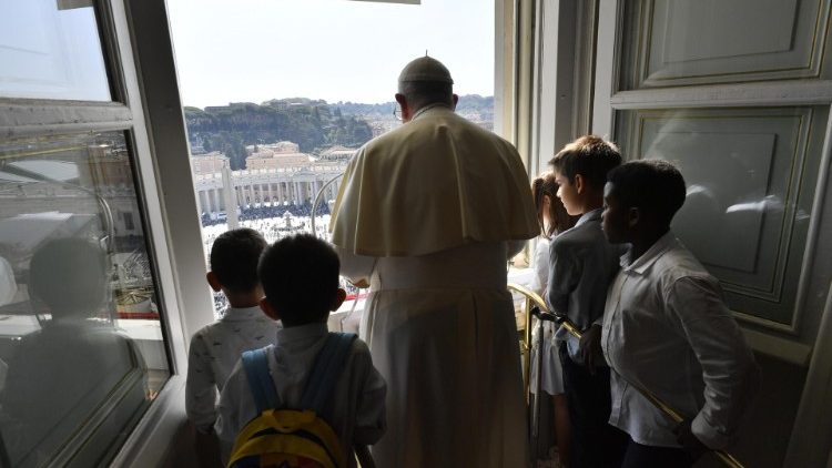 子どもたちとバチカン宮殿の窓際に立つ教皇フランシスコ　2023年10月1日のお告げの祈り