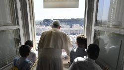 Papež Frančišek je med opoldansko molitvijo po blagoslovu in molitvi s petimi otroki, predstavniki petih celih.