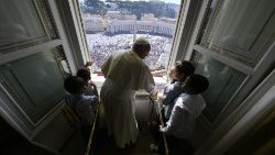 Papa Franjo s petoro djece na prozoru Apostolske palače s pogledom na Trg svetoga Petra
