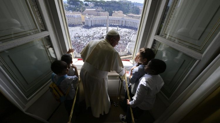 Papa Franjo s petoro djece na prozoru Apostolske palače s pogledom na Trg svetoga Petra