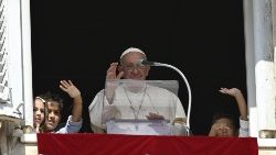 Popiežius Pranciškus su vaikučiais prie Vatikano rūmų lango sekmadienį, spalio 1 d.