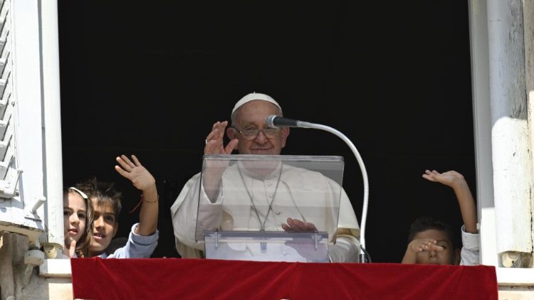 Popiežius Pranciškus su vaikučiais prie Vatikano rūmų lango sekmadienį, spalio 1 d.