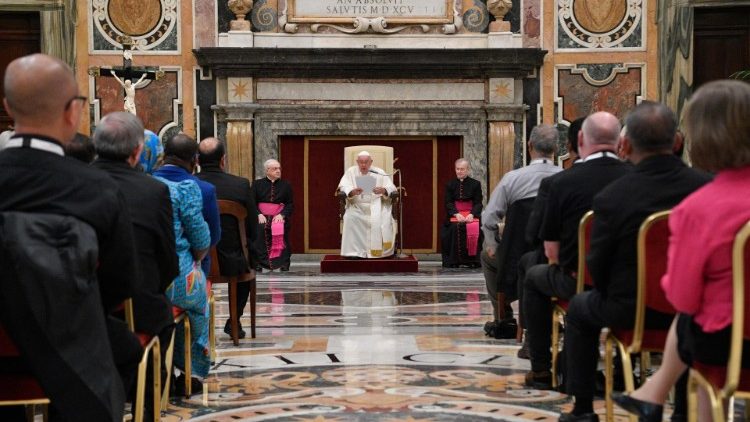 
                    Papa aos religiosos: sem a oração as coisas não funcionam
                