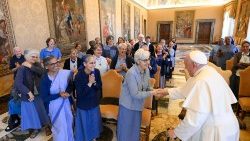 البابا فرنسيس يستقبل الراهبات أخوات يسوع الصغيرات ٢ تشرين الأول أكتوبر ٢٠٢٣