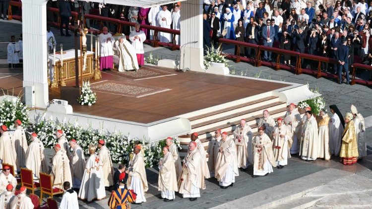 Pope Francis presides at Holy Mass with the new Cardinals and the College of Cardinals for the opening of the General Ordinary Assembly of the Synod of Bishops