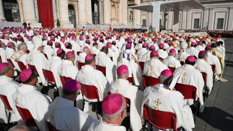 I vescovi partecipanti all'assemblea sinodale