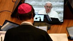 Un vescovo ascolta l'intervento del Papa in apertura della prima Congregazione generale del Sinodo