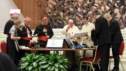 El Papa dirige la oración al inicio de la Primera Congregación General