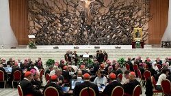 Szinódus: Az első kongregációs ülés a VI. Pál kihallgatási teremben Ferenc pápa részvételével