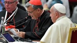 シノドス総会第1回全体会議　教皇フランシスコと、グレック枢機卿（中）、オロリッシュ枢機卿（左）　2023年10月4日　バチカン・パウロ6世ホール　