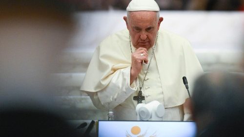 Il Papa: nel Sinodo ascolto e digiuno della parola pubblica, i giornalisti siano d'aiuto